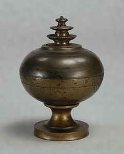 Bowl and Cover with Stupa-shaped Handle