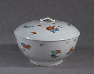 Lidded Bowl with Chrysanthemums in a Stream Porcelain with overglaze enamel
