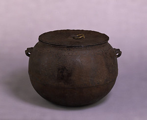 Wide-mouthed Tea Kettle, Dot design around the mouth