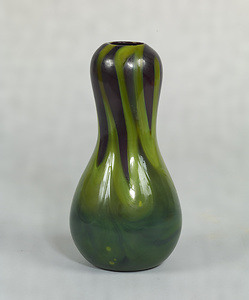 Vase Gourd shape, green colors on purple ground