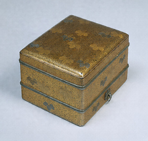 誤記（2018年11月まで）Box for scroll, Design of eulalia and letter in maki-e lacquer.