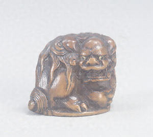 Wood Netsuke., Lion with a sacred jewel.