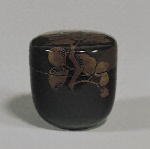 Tea caddy, Desiｇｎ of camellia in maki-e lacquer