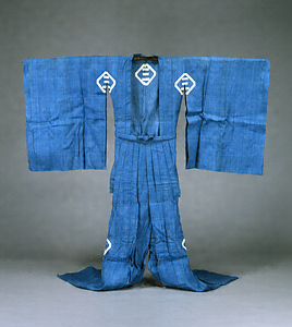 Suo (Warrior's garment) With　ｃrests with the character for &quot;three&quot; on light blue, plain ramie ground