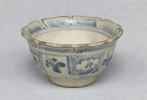 Cup with Foliate Rim Design in underglaze blue