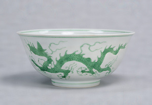 白磁緑彩龍濤文鉢