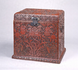 Cabinet Peach in red lacquer carving