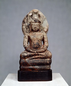 ナーガ上の仏坐像