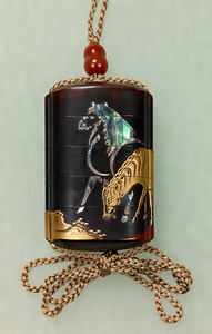 Inro (Medicine case), Horse design in maki-e lacquer and mother-of-pearl inlay