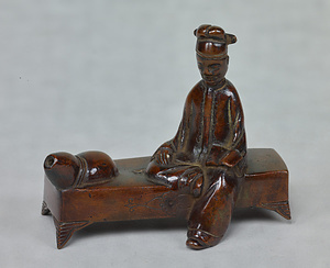 Water Dropper, Design of Chinese figure on bed