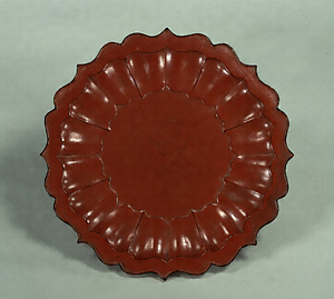 Footed Foliate Tray Red lacquer