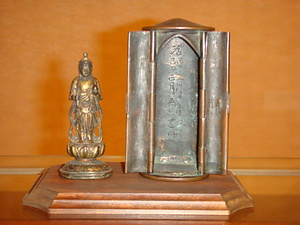 銅造虚空蔵菩薩立像と銅造厨子