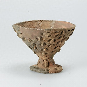 Cup-shaped pottery vessel with crescent patterns