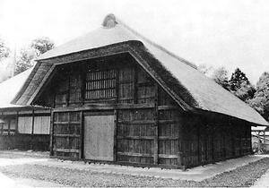塙家住宅　主屋　土間 はなわけじゅうたく　しゅおく　どま