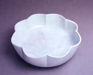 白磁花形染麦彫文鉢