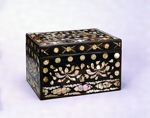 牡丹唐草螺鈿箱