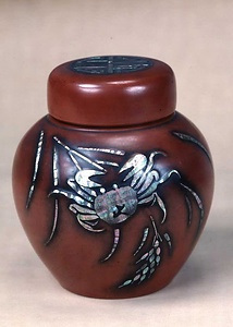 蟹文螺鈿飾壺