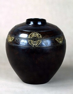 鋳銅蝶文花瓶
