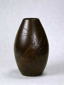 海老文一刀彫鋳銅花瓶