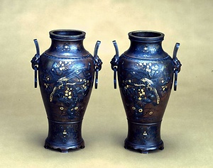 鳳凰桐牡丹文獅子耳付花瓶（1対） 文化遺産オンライン