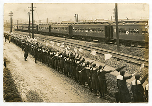 写真「出征列車歓送の女学生」