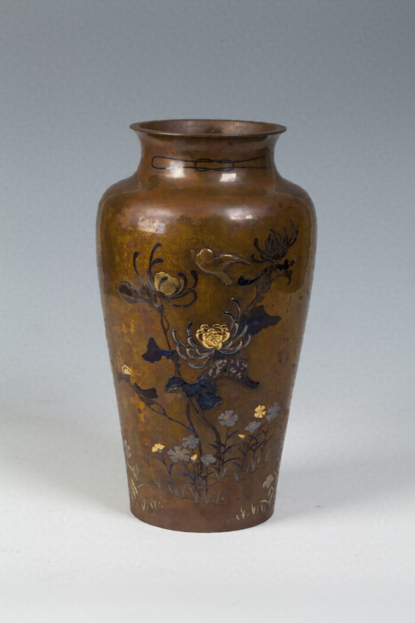 買取明治時代　古銅金銀胴蝶象嵌鶴首花瓶　高さ２４，５ｃｍ　重量５７８ｇ　本物保証　Ｔ１７５１ 花器