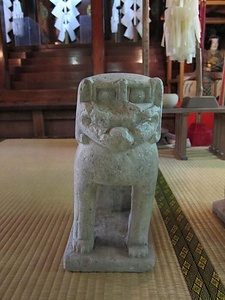 八幡神社石製狛犬