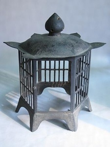 泉福寺の銅製釣灯籠