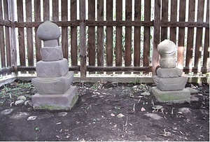 南部信直夫妻の墓石