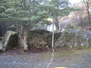 滝本の洪水防石