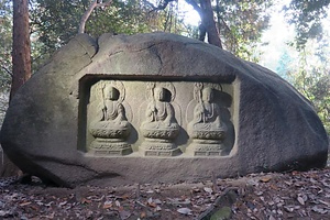 寺田の石造地蔵菩薩坐像群<BR/>　一、字坂之東所在　一基<BR/>　一、字前坂所在　一基<BR/>　一、字桐之木谷所在　一基