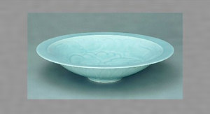 青白磁牡丹文平鉢
