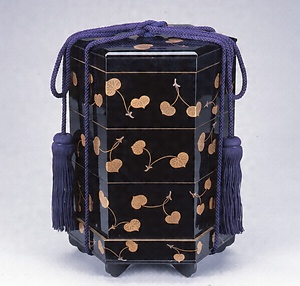 黒漆塗葵紋蒔絵貝桶型重箱