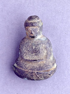 懸仏の弥陀三尊と銅製狛犬