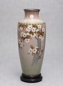 菊御紋付桜模様七宝花瓶