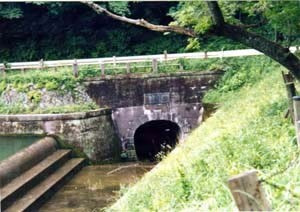 下関市水道局内日第２貯水池溢水隧道入口