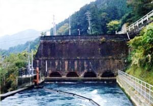 長良川発電所第一沈砂池防水壁