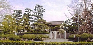 松山大学温山記念会館表門