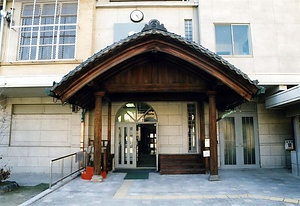 京都市学校歴史博物館玄関（旧成徳小学校玄関車寄）