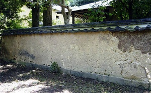 鎌村家住宅中庭土塀