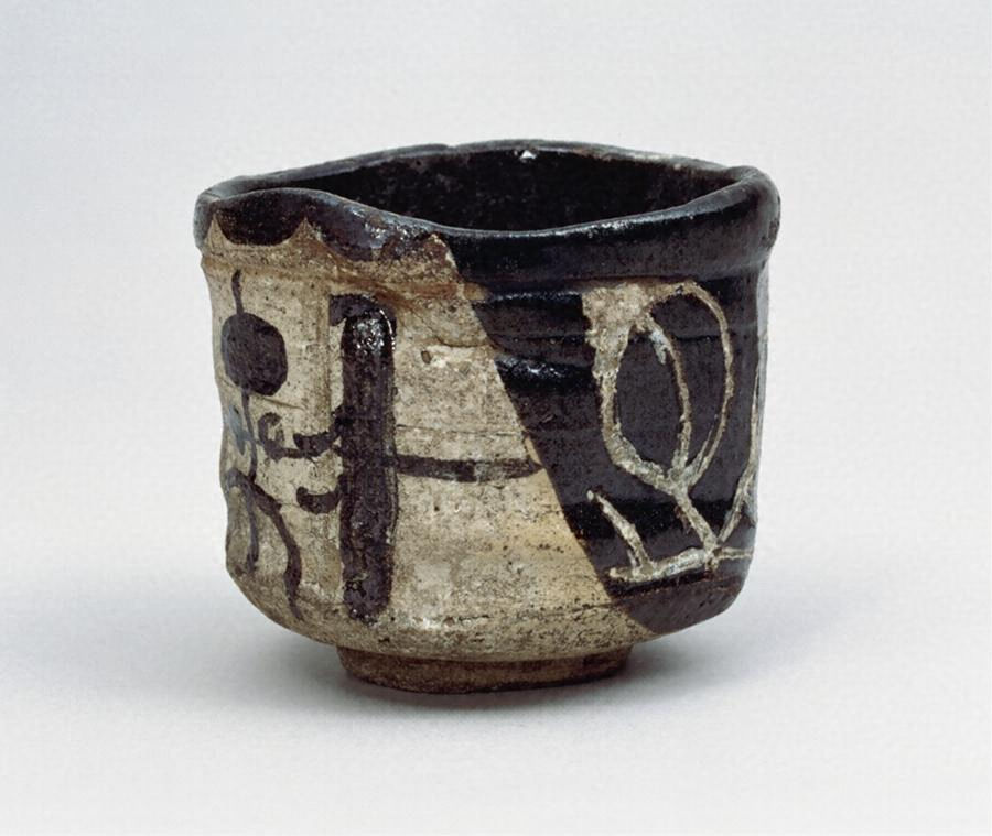 黒織部茶碗（冬枯） 文化遺産オンライン