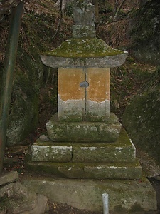 須釜東福寺舎利石塔