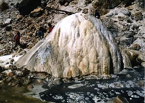 高瀬渓谷の噴湯丘と球状石灰石