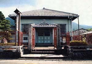 草野歴史資料館（旧草野銀行本店）門