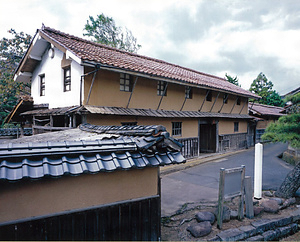 尾﨑家住宅（鳥取県東伯郡湯梨浜町） 門長屋