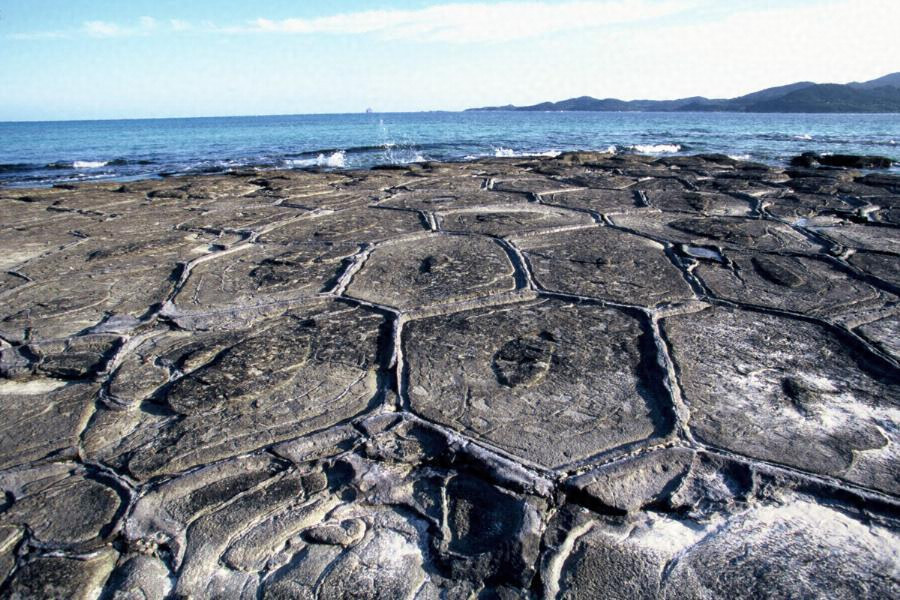 久米島町奥武島の畳石 文化遺産オンライン