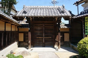 コヤノ美術館西脇館（旧藤井家住宅）表門及び塀