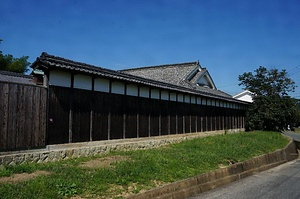 コヤノ美術館西脇館（旧藤井家住宅）主屋南脇門及び塀