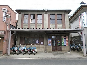 村松新聞店（旧都留市役所分庁舎）
