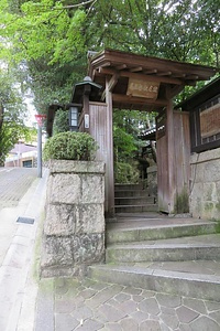 爲三郎記念館東門